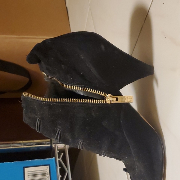 Vince Camuto black booties - Picture 2 of 4